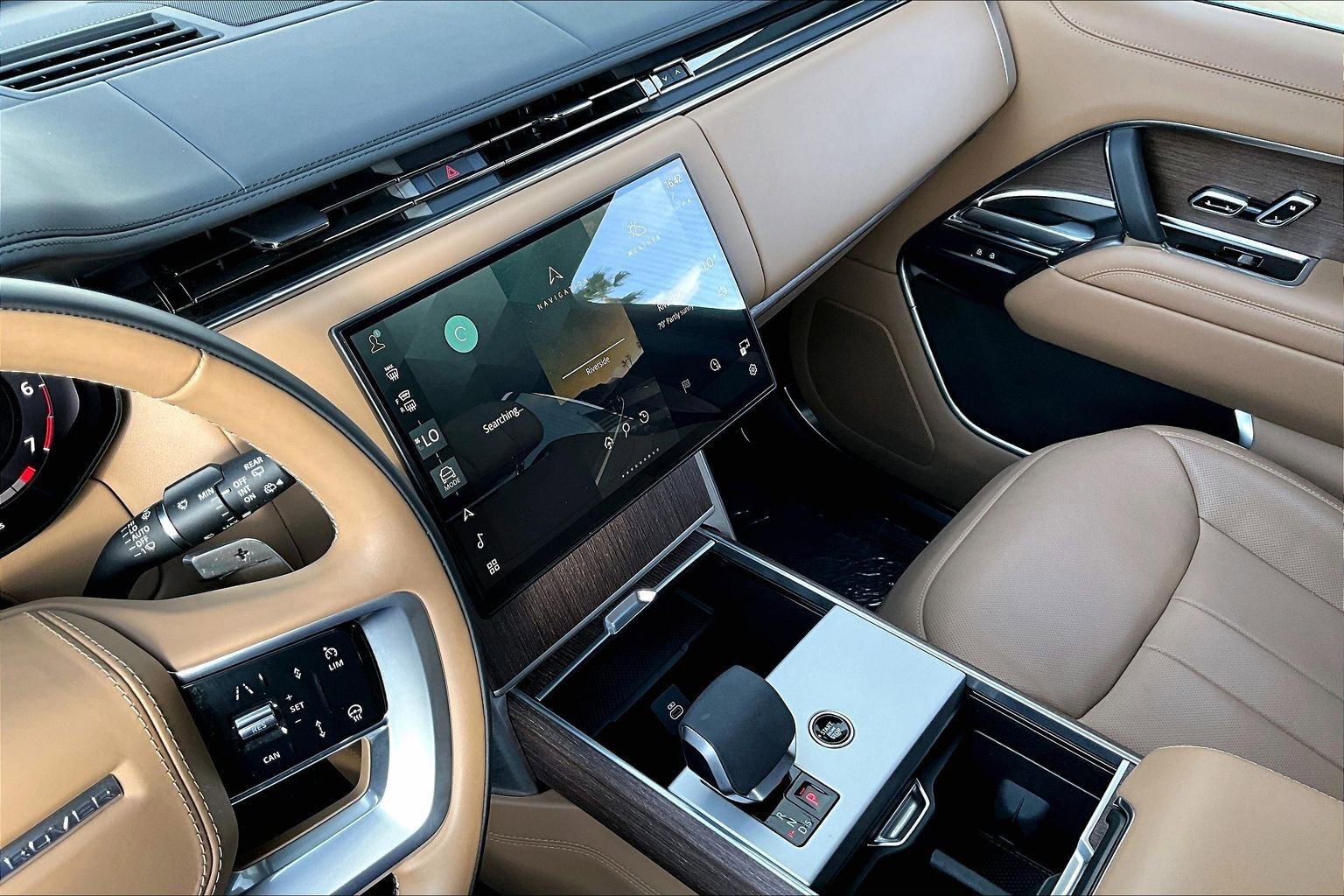 Used 2025 Land Rover Range Rover Long Wheelbase SE image 32