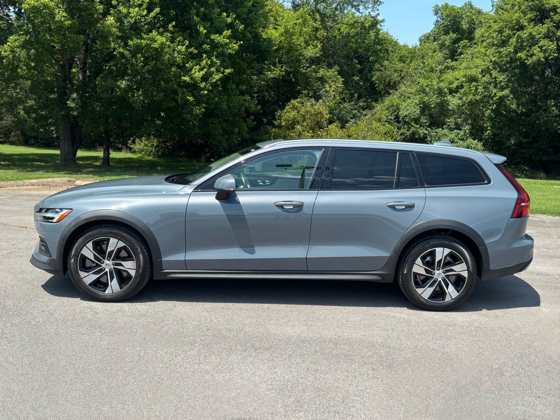 Used 2022 Volvo V60 T5 Cross Country AWD/4WD image 7