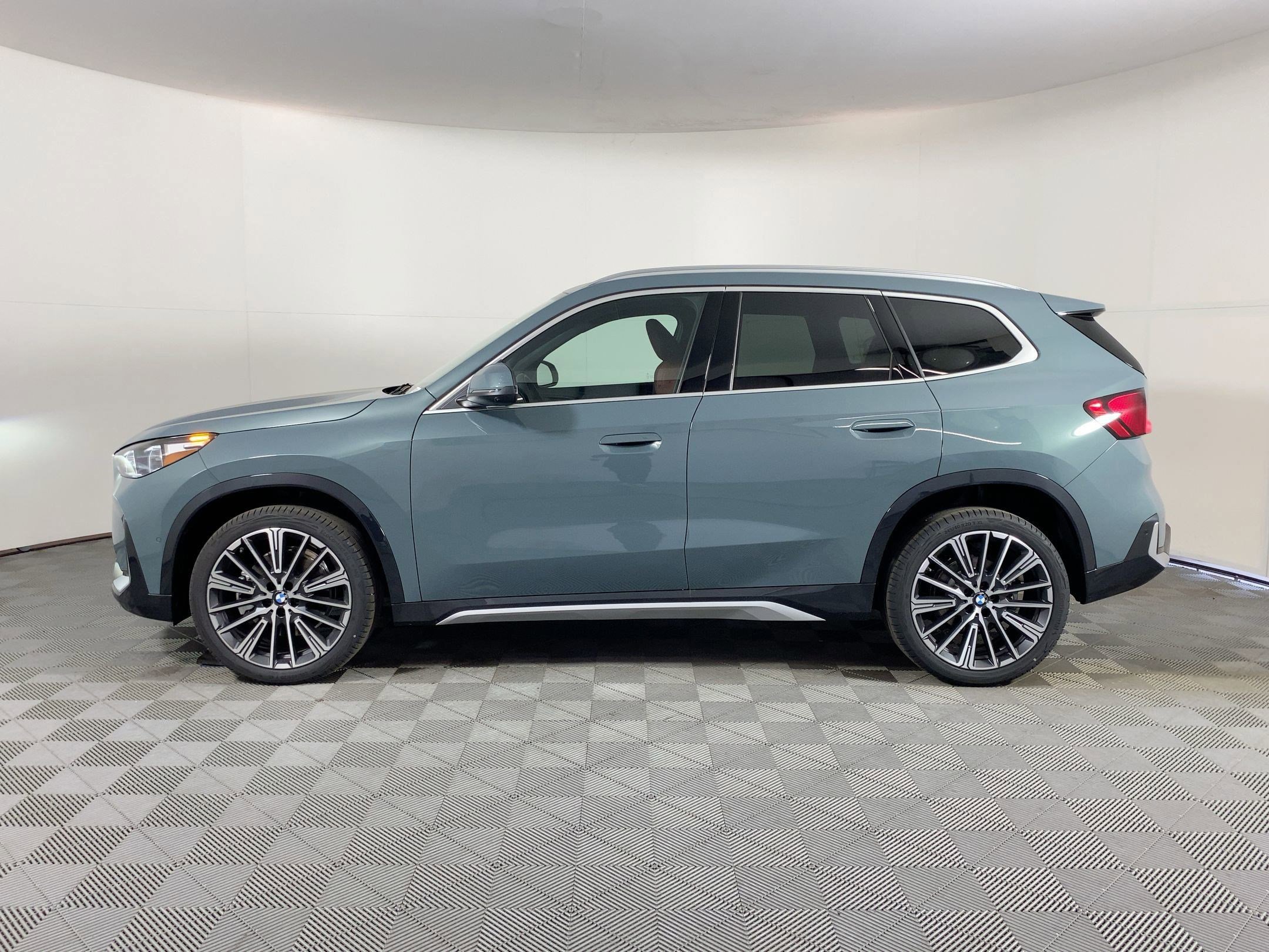 Used 2026 BMW X1 xDrive28i w/ Technology Package image 2