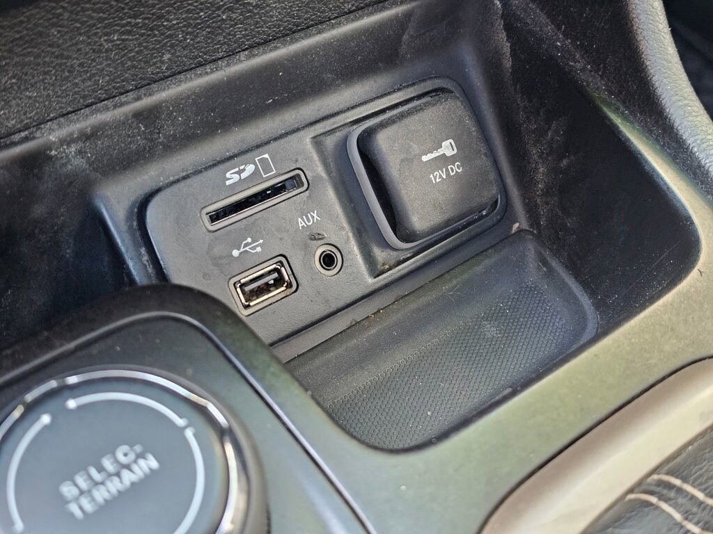 Used 2016 Jeep Cherokee Latitude w/ North All-Season Group image 31