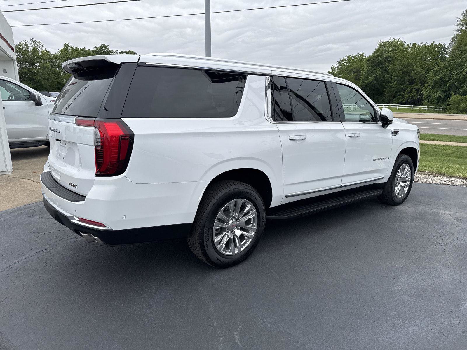 Used 2025 GMC Yukon XL Denali AWD/4WD image 2