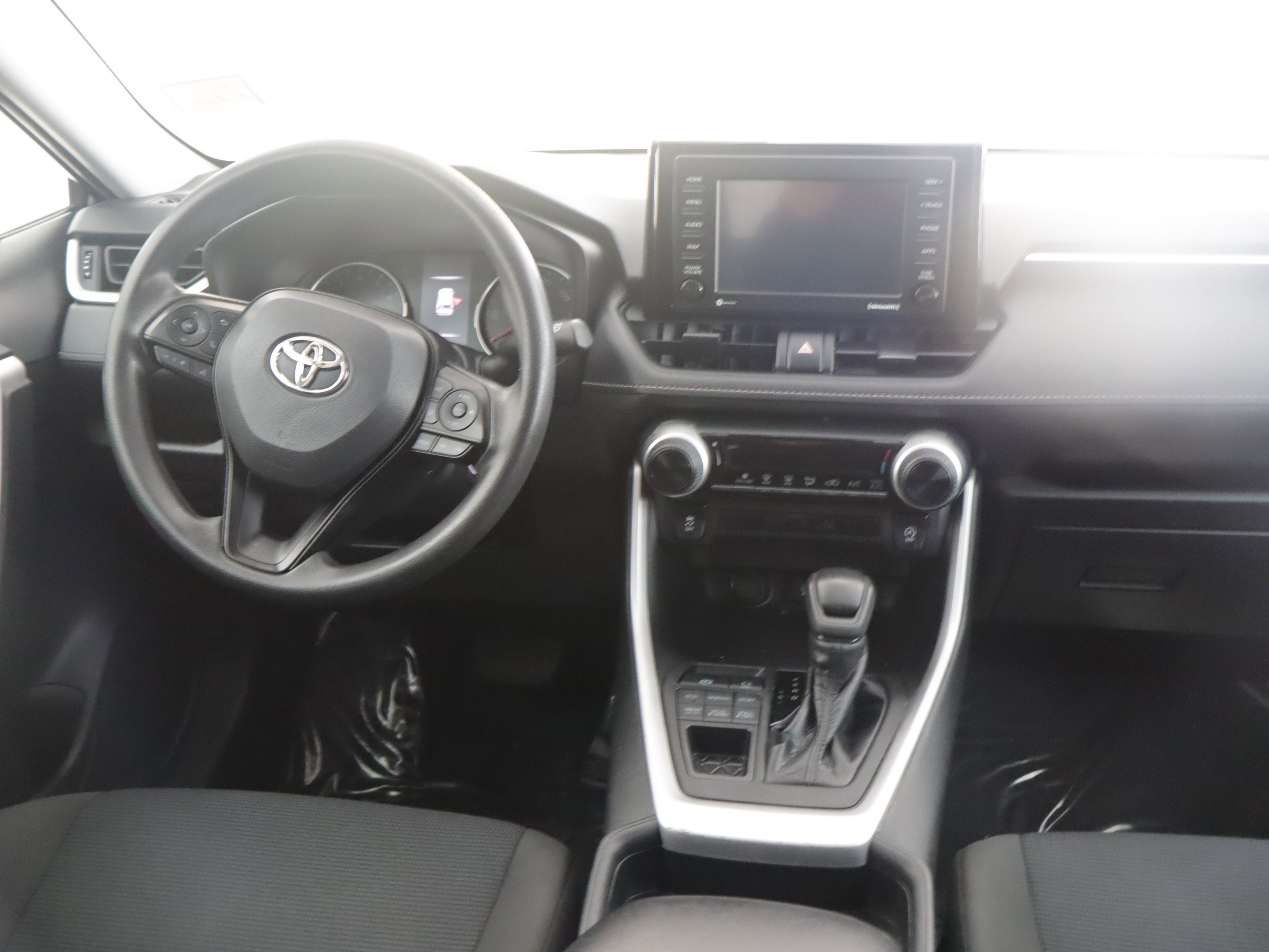 Used 2021 Toyota RAV4 LE image 2