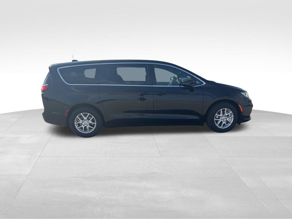 New 2026 Chrysler Pacifica Select image 5