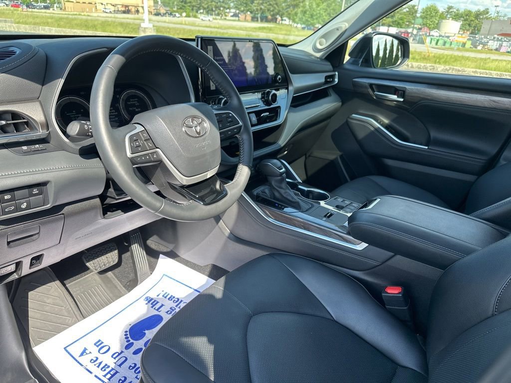 Certified 2025 Toyota Highlander Limited AWD/4WD image 29
