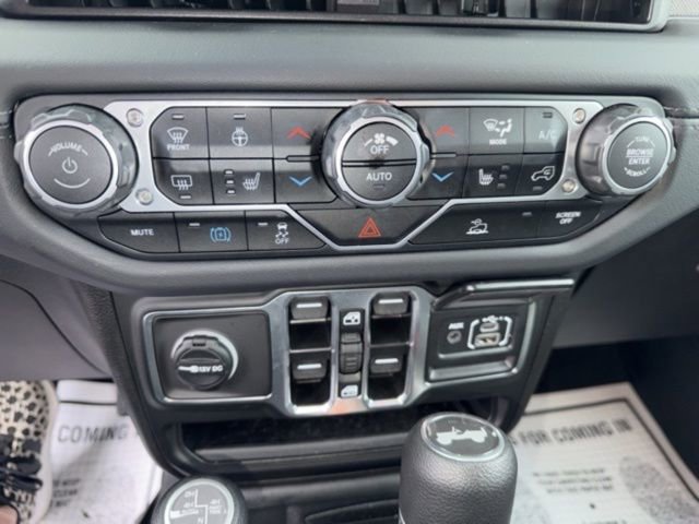 Used 2025 Jeep Wrangler Sahara 4xe image 17