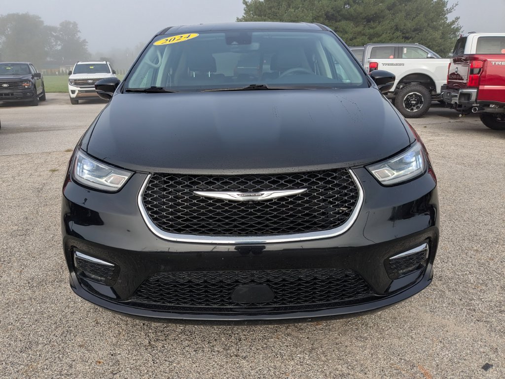 Used 2024 Chrysler Pacifica Touring-L FWD image 2