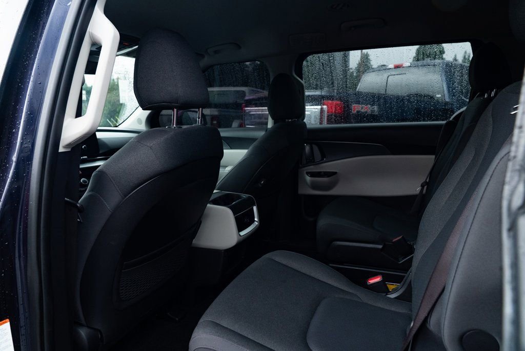 Used 2024 Kia Carnival LX FWD image 21
