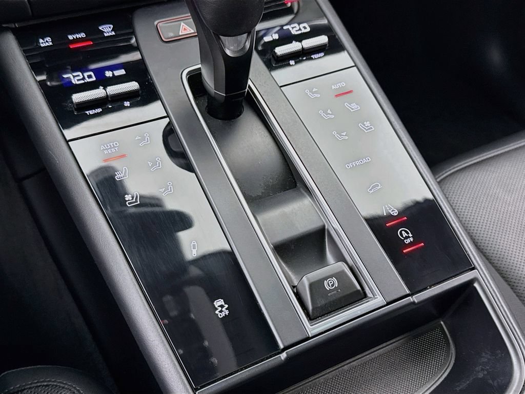 Certified 2023 Porsche Macan Turbo AWD/4WD image 21