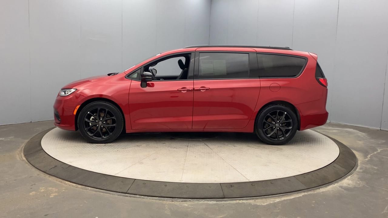 Used 2025 Chrysler Pacifica Limited FWD image 2