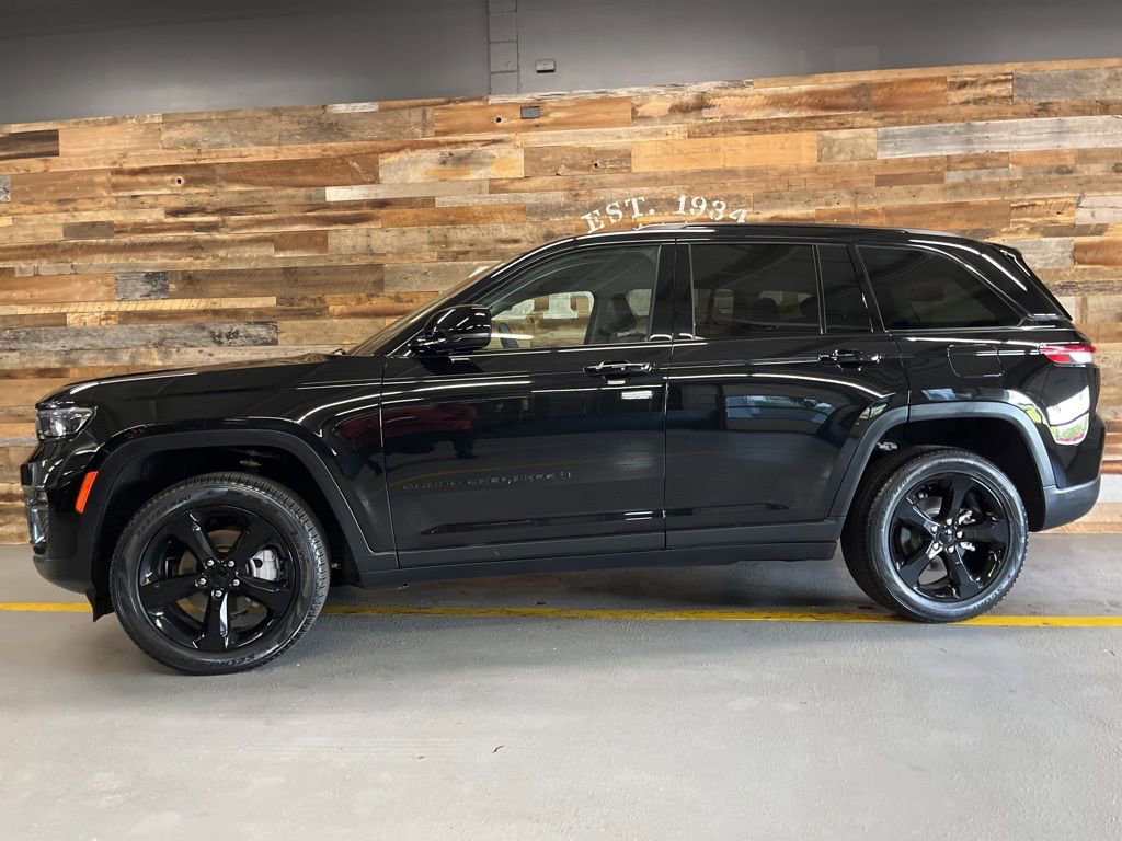 Used 2023 Jeep Grand Cherokee Limited w/ Black Appearance Package AWD/4WD image 17