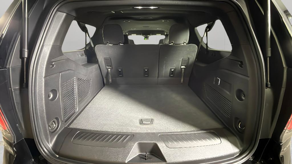 Used 2025 Chevrolet Suburban LS image 31