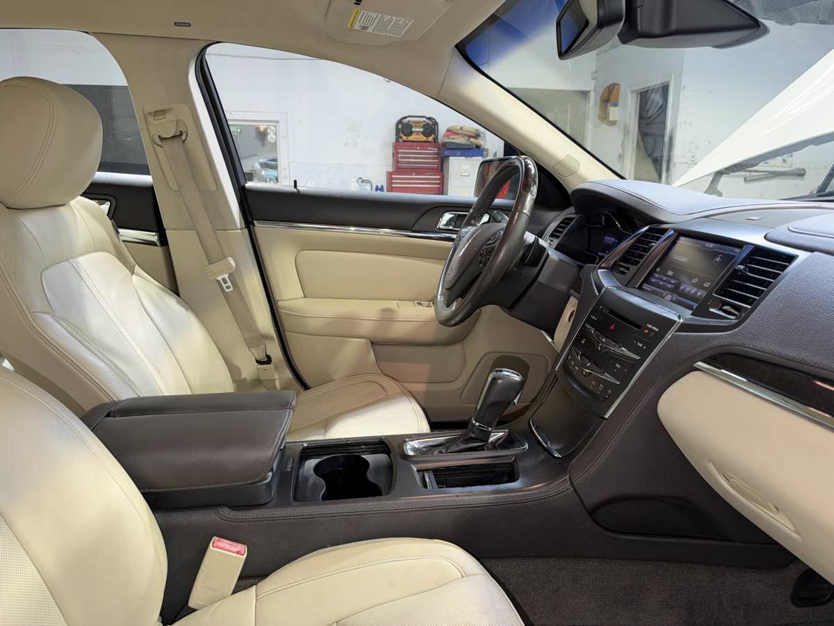 Used 2013 Lincoln MKS FWD image 22