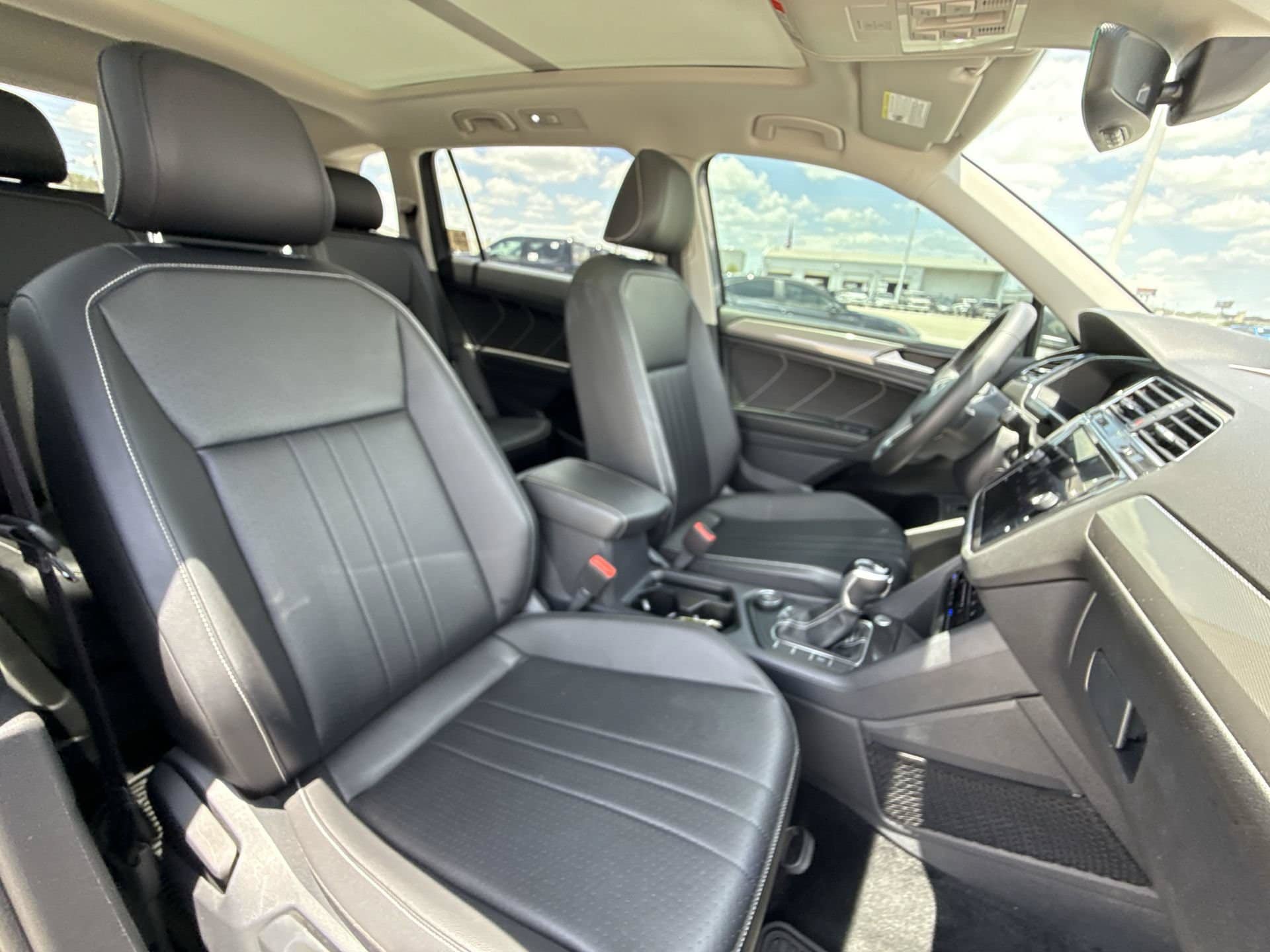 Used 2022 Volkswagen Tiguan SE w/ Panoramic Sunroof Package AWD/4WD image 26