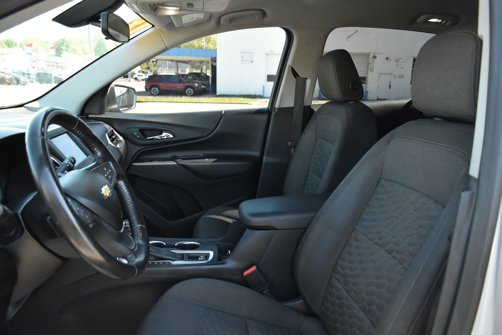 Used 2018 Chevrolet Equinox LT FWD image 16