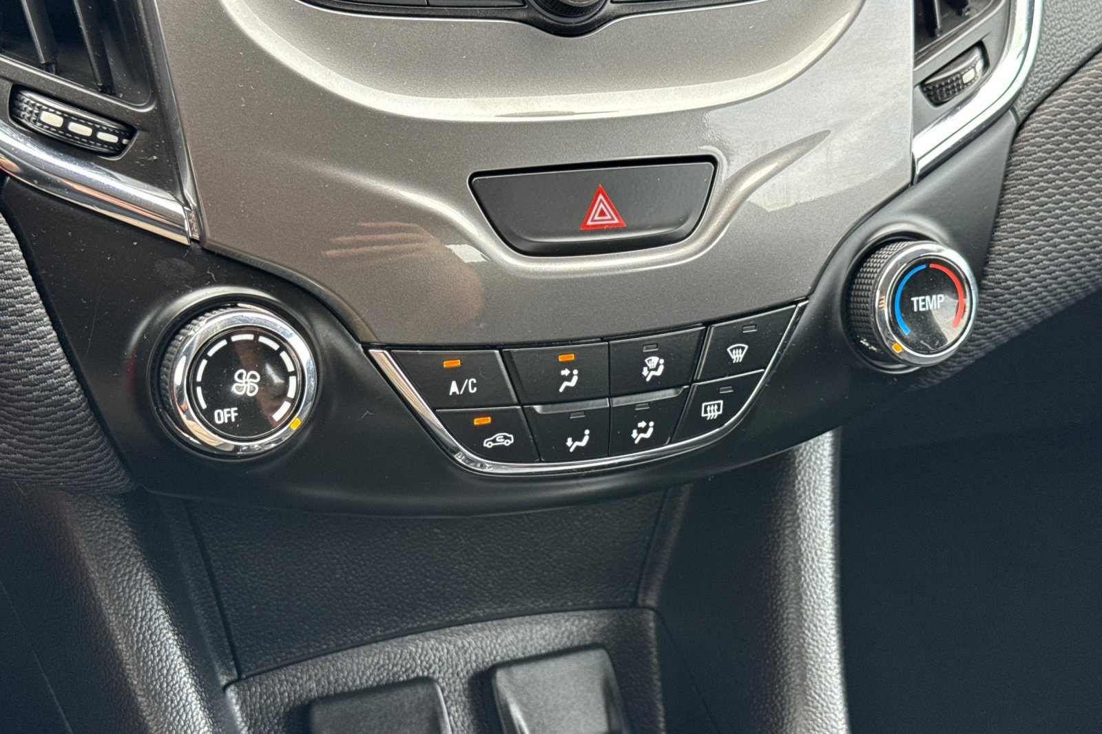 Used 2017 Chevrolet Cruze LT FWD image 19