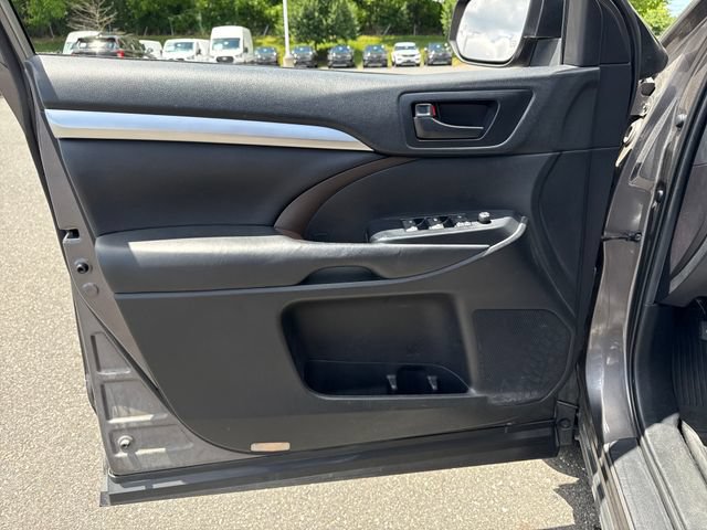 Used 2019 Toyota Highlander Plus AWD/4WD image 23