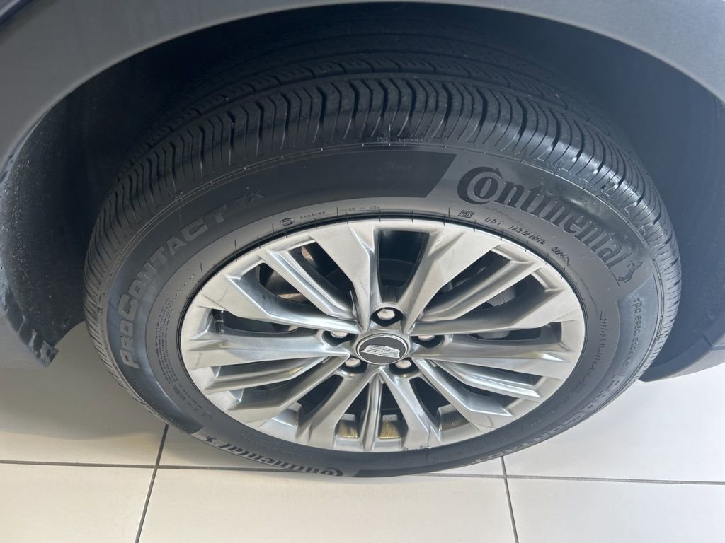 Used 2025 Cadillac XT4 Premium Luxury image 21