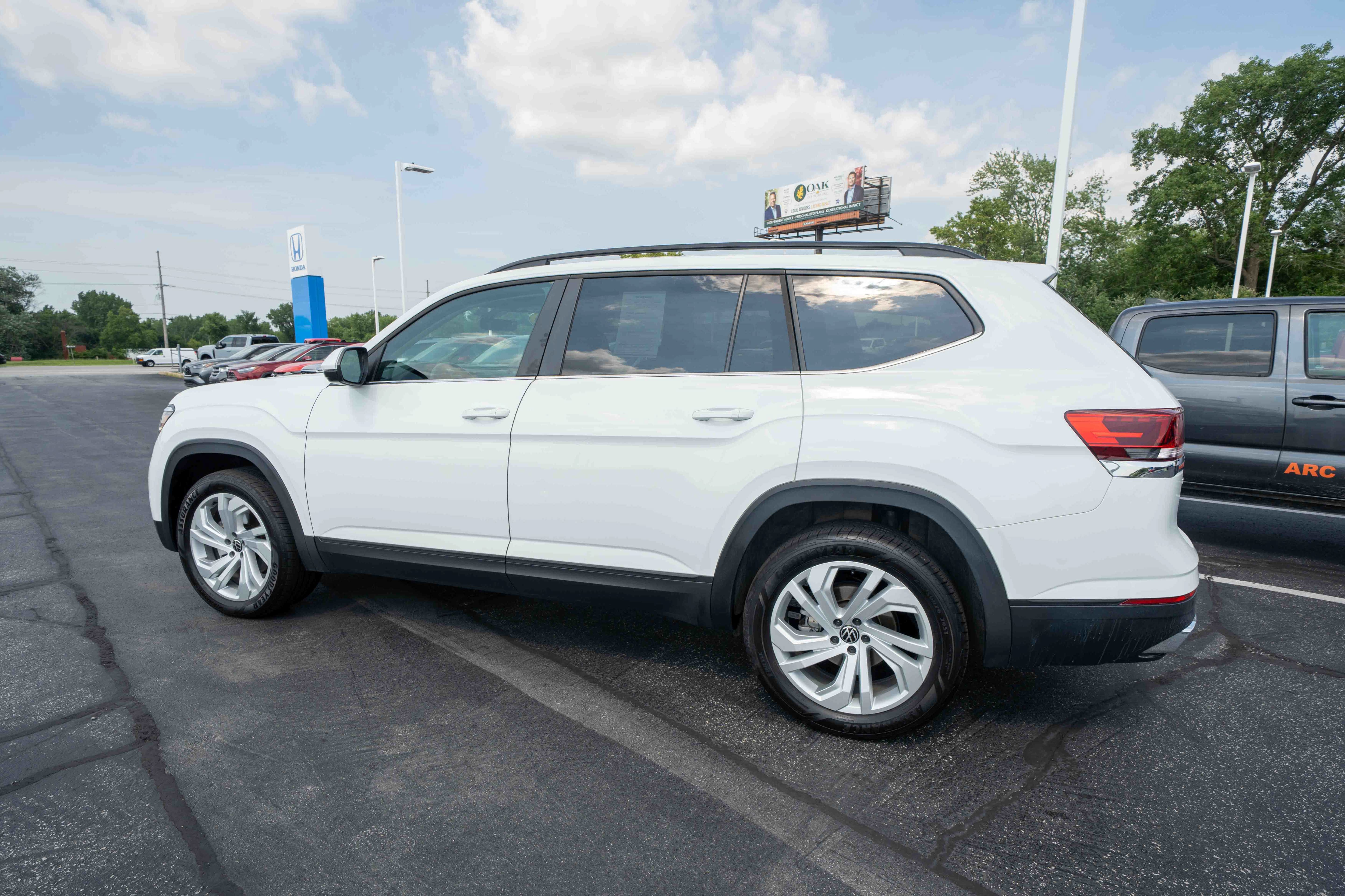 Used 2023 Volkswagen Atlas SE w/ Panoramic Sunroof Package AWD/4WD image 4