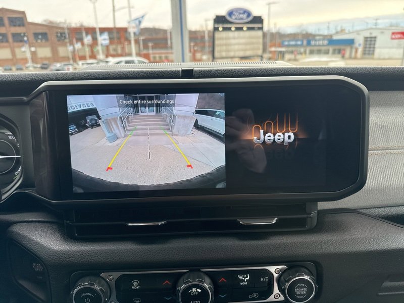 Used 2024 Jeep Wrangler Unlimited image 34