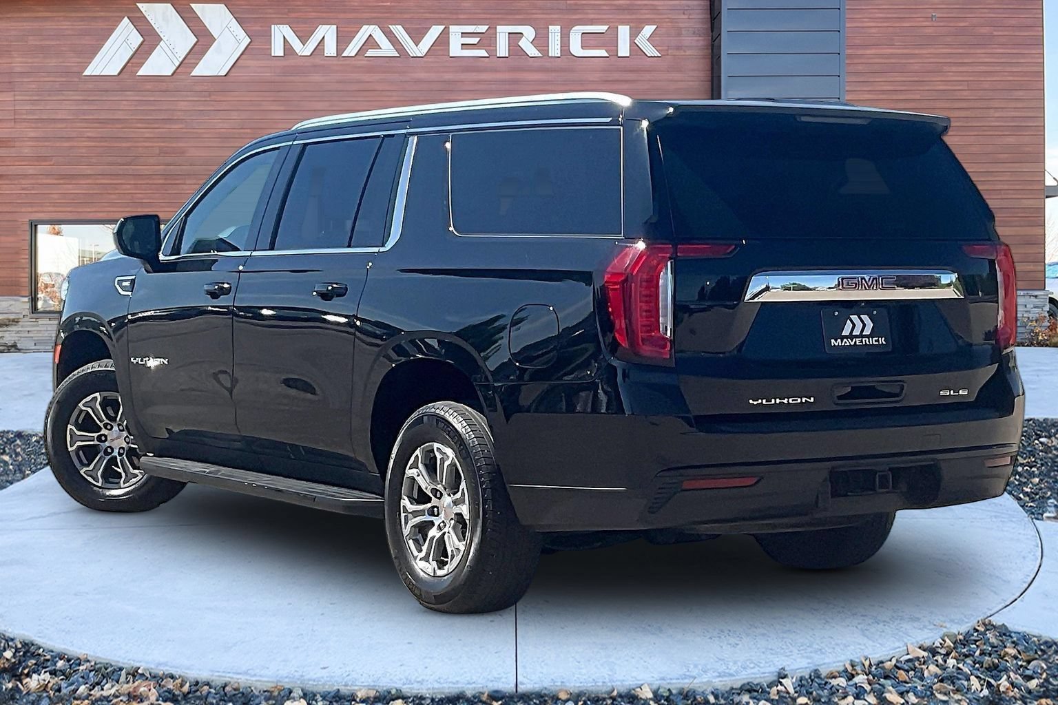Used 2023 GMC Yukon XL SLE w/ Gmc Pro Safety Plus Package AWD/4WD image 4