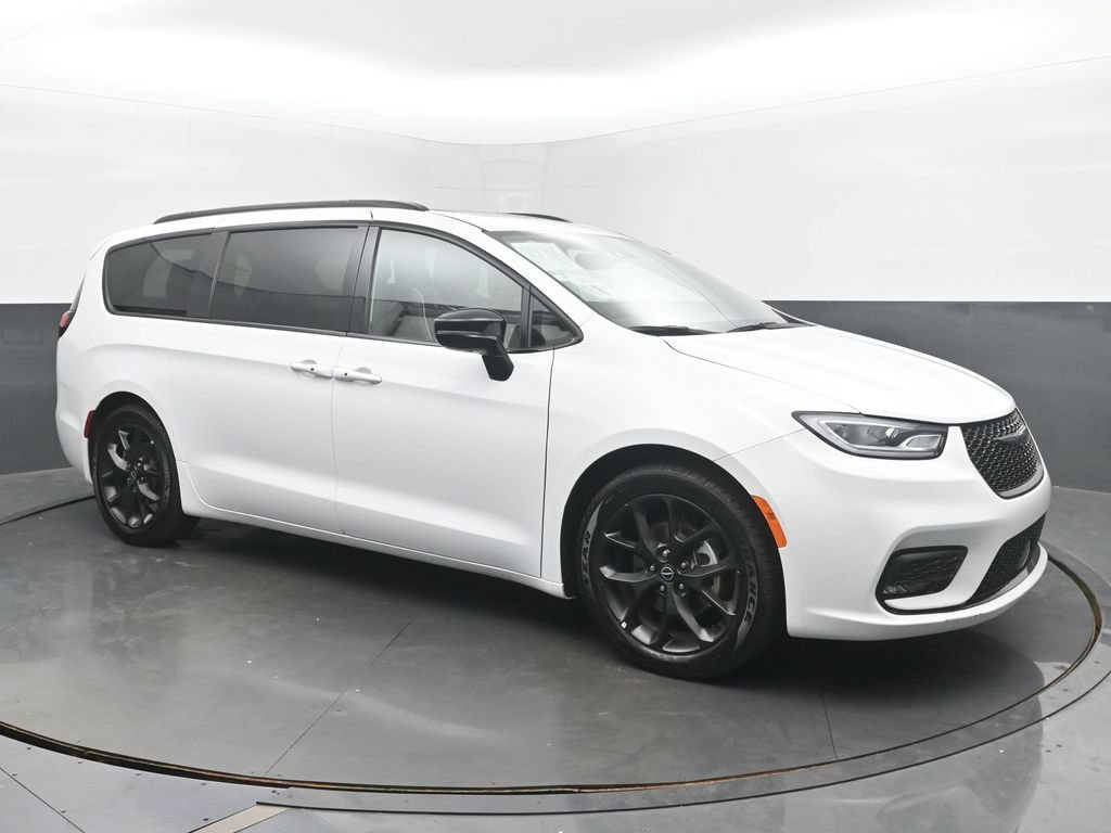 Used 2025 Chrysler Pacifica Limited FWD image 7