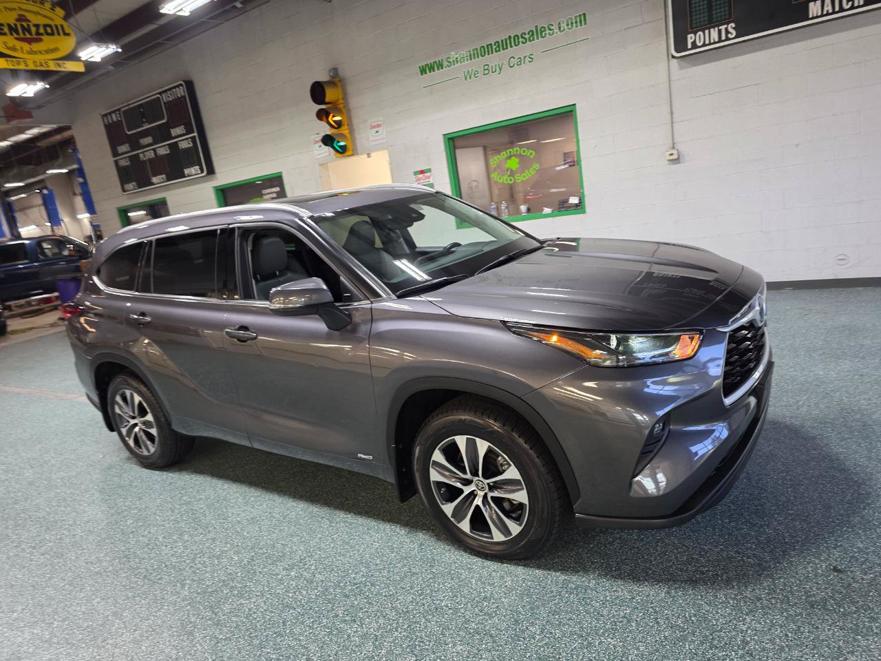Used 2022 Toyota Highlander XLE AWD/4WD image 4