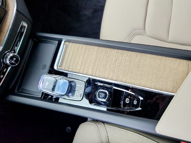 New 2026 Volvo XC60 B5 Plus w/ Protection Package Premier AWD/4WD image 22