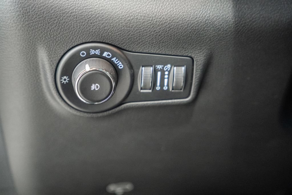 Certified 2023 Jeep Compass Latitude AWD/4WD image 40