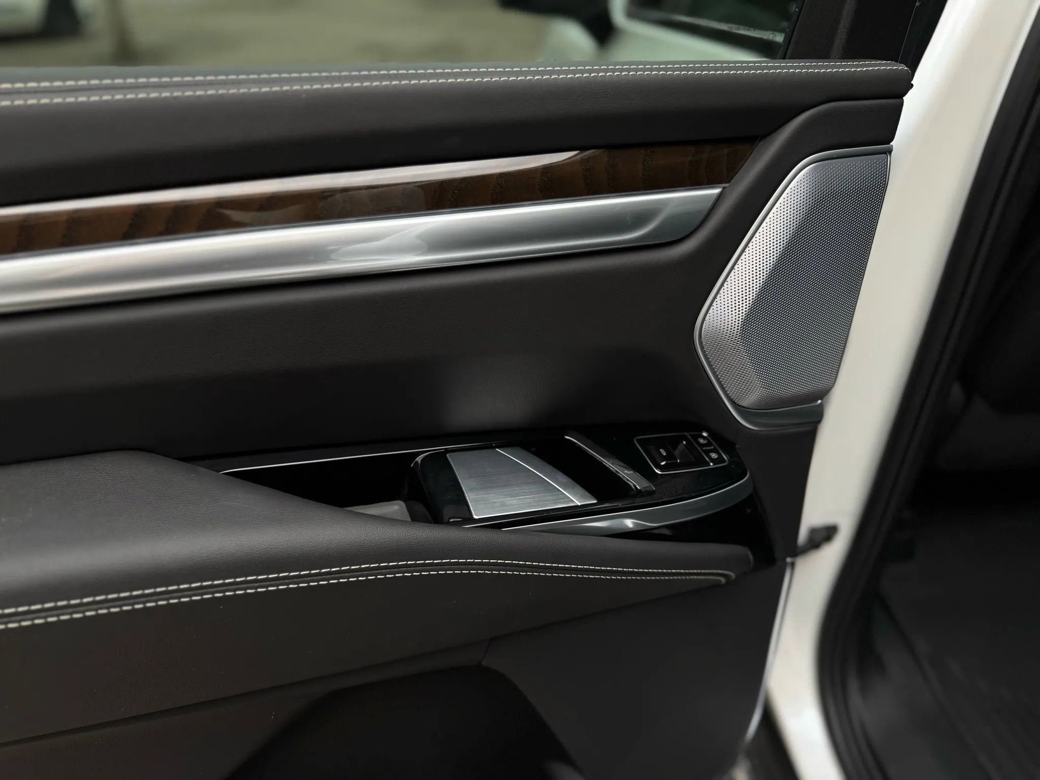 Used 2025 Cadillac Escalade ESV Sport Platinum w/ LPO, Floor Liner Package AWD/4WD image 33