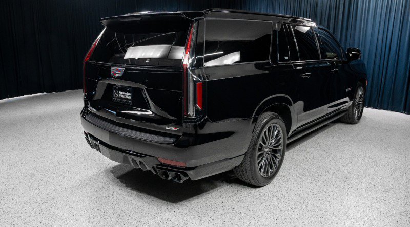 Used 2023 Cadillac Escalade ESV V w/ Heavy-Duty Trailer Package AWD/4WD image 4
