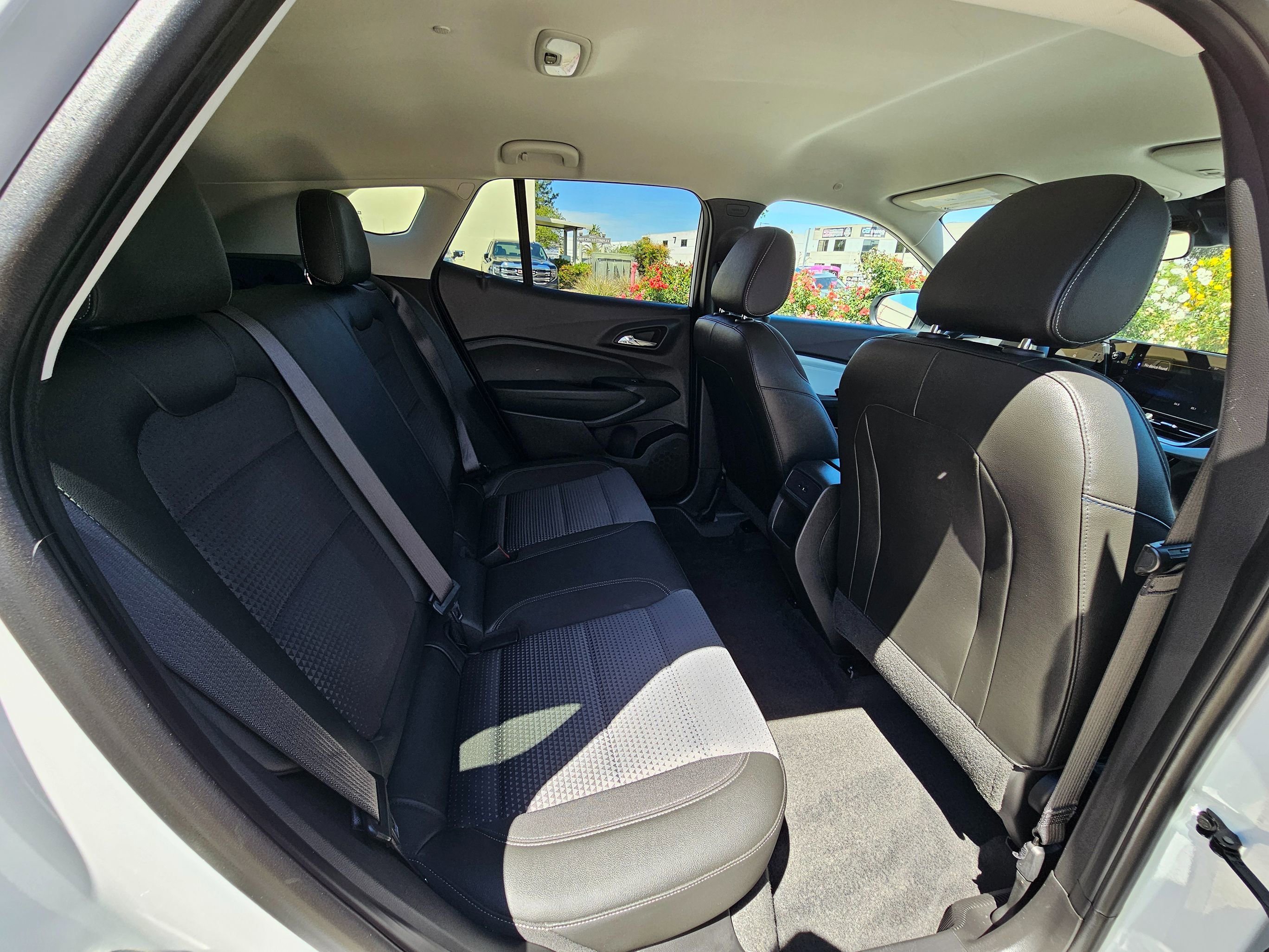 Used 2025 Chevrolet Trax LT FWD image 27