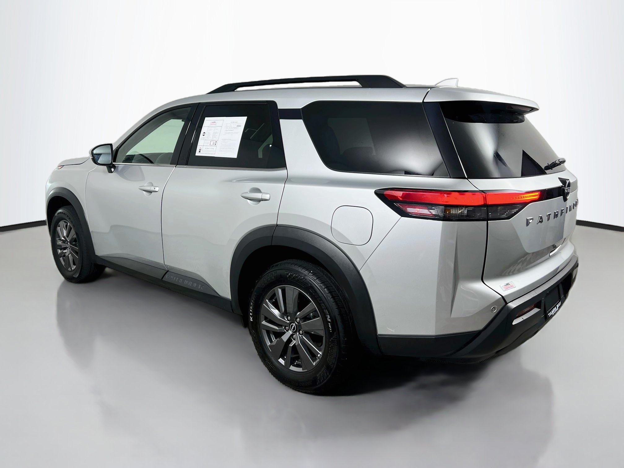Used 2025 Nissan Pathfinder SV FWD image 8