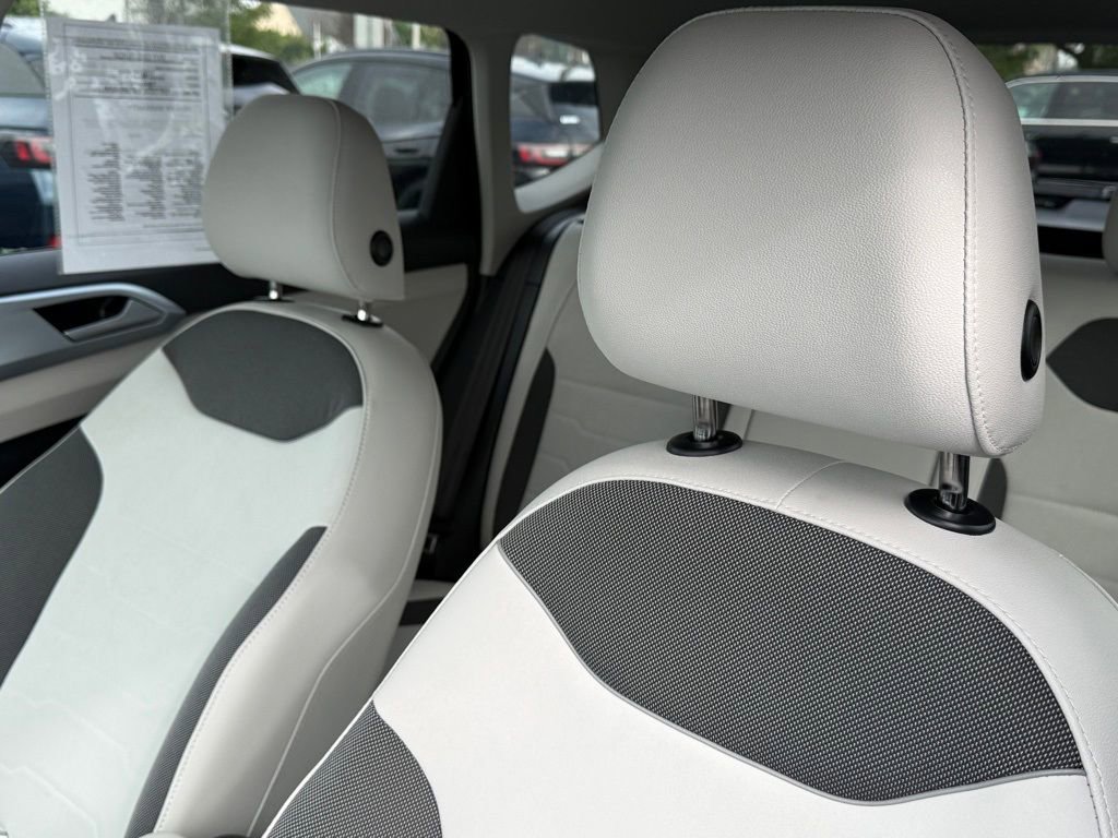 Used 2025 Volkswagen Taos SE image 14