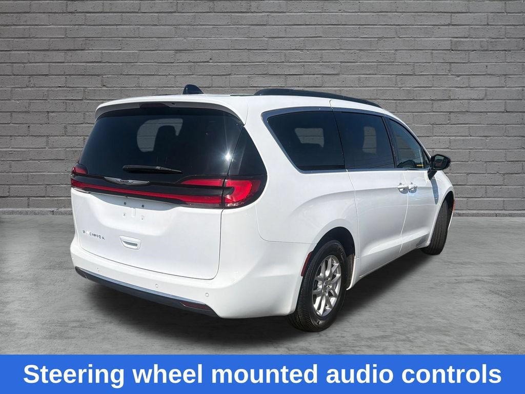 Used 2025 Chrysler Pacifica Select FWD image 8