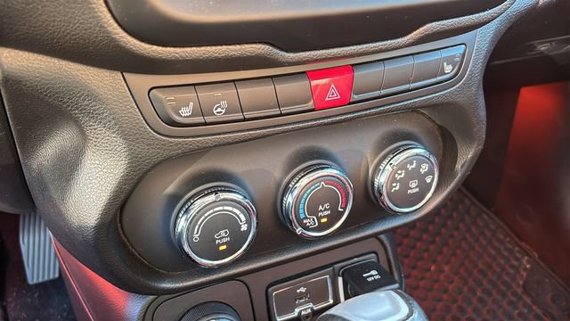 Used 2016 Jeep Renegade Trailhawk w/ Cold Weather Group AWD/4WD image 18