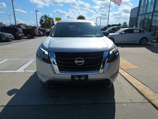 Used 2024 Nissan Pathfinder S image 10