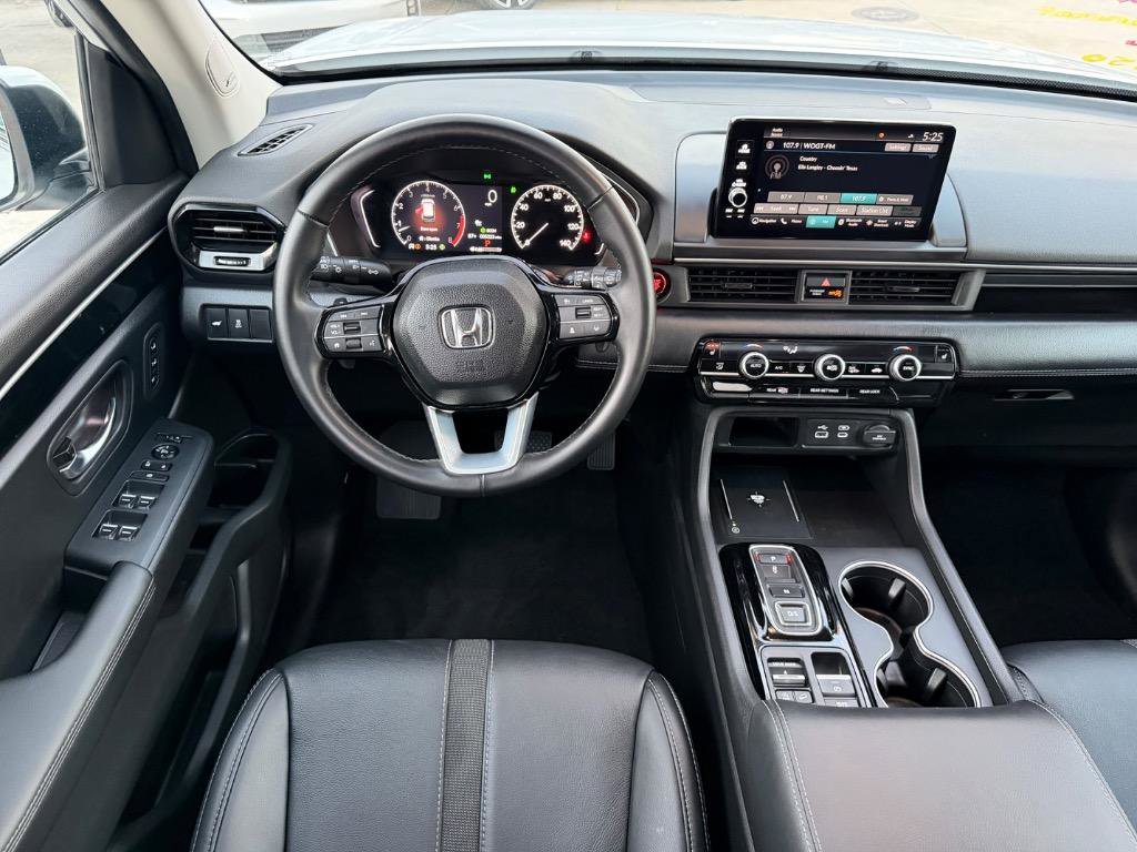 Used 2025 Honda Pilot Touring image 4