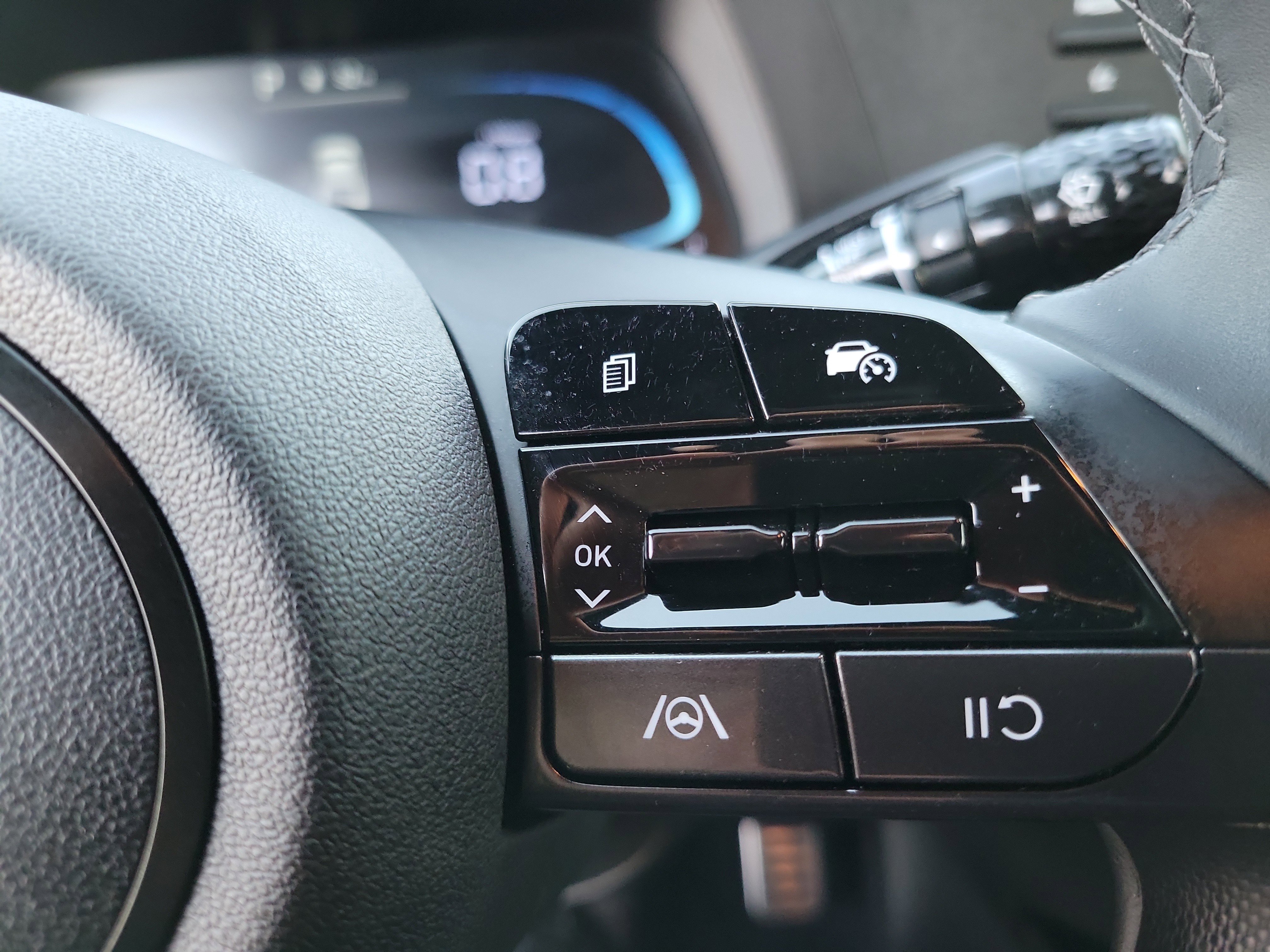 Certified 2025 Hyundai Elantra Sport w/ Cargo Package image 8