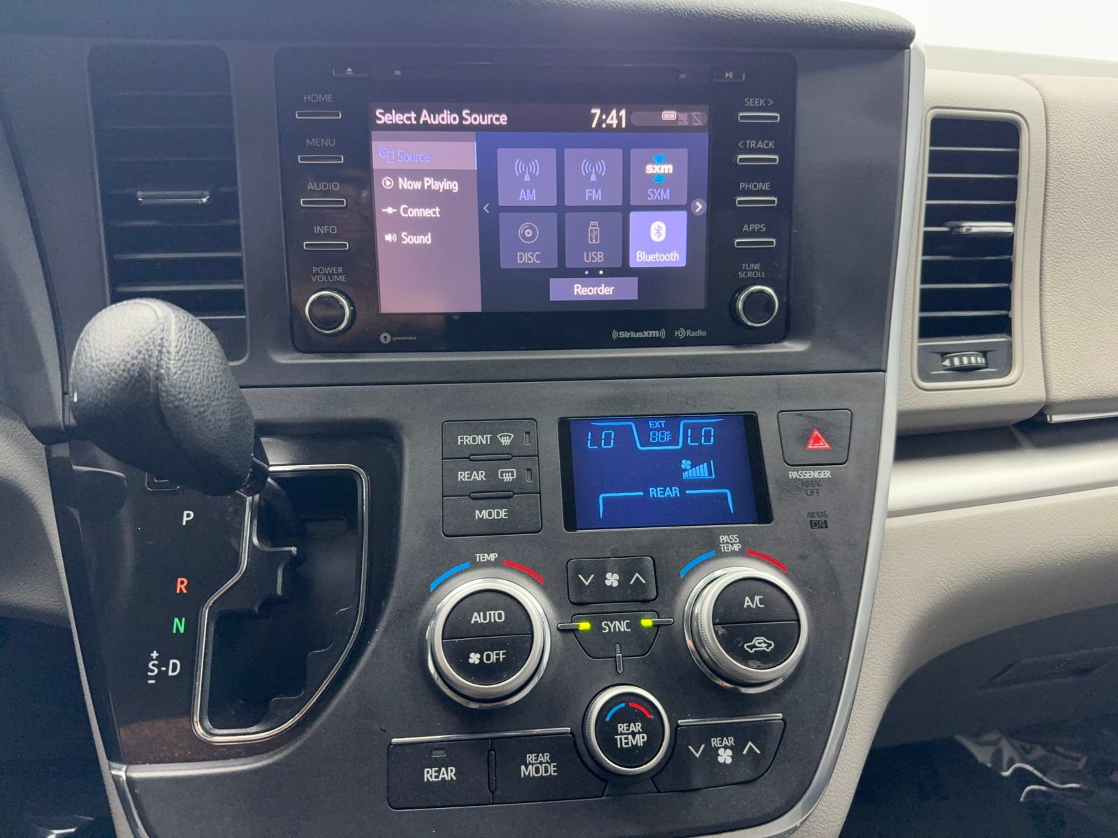 Used 2018 Toyota Sienna LE w/ Carpet Mat Package FWD image 24
