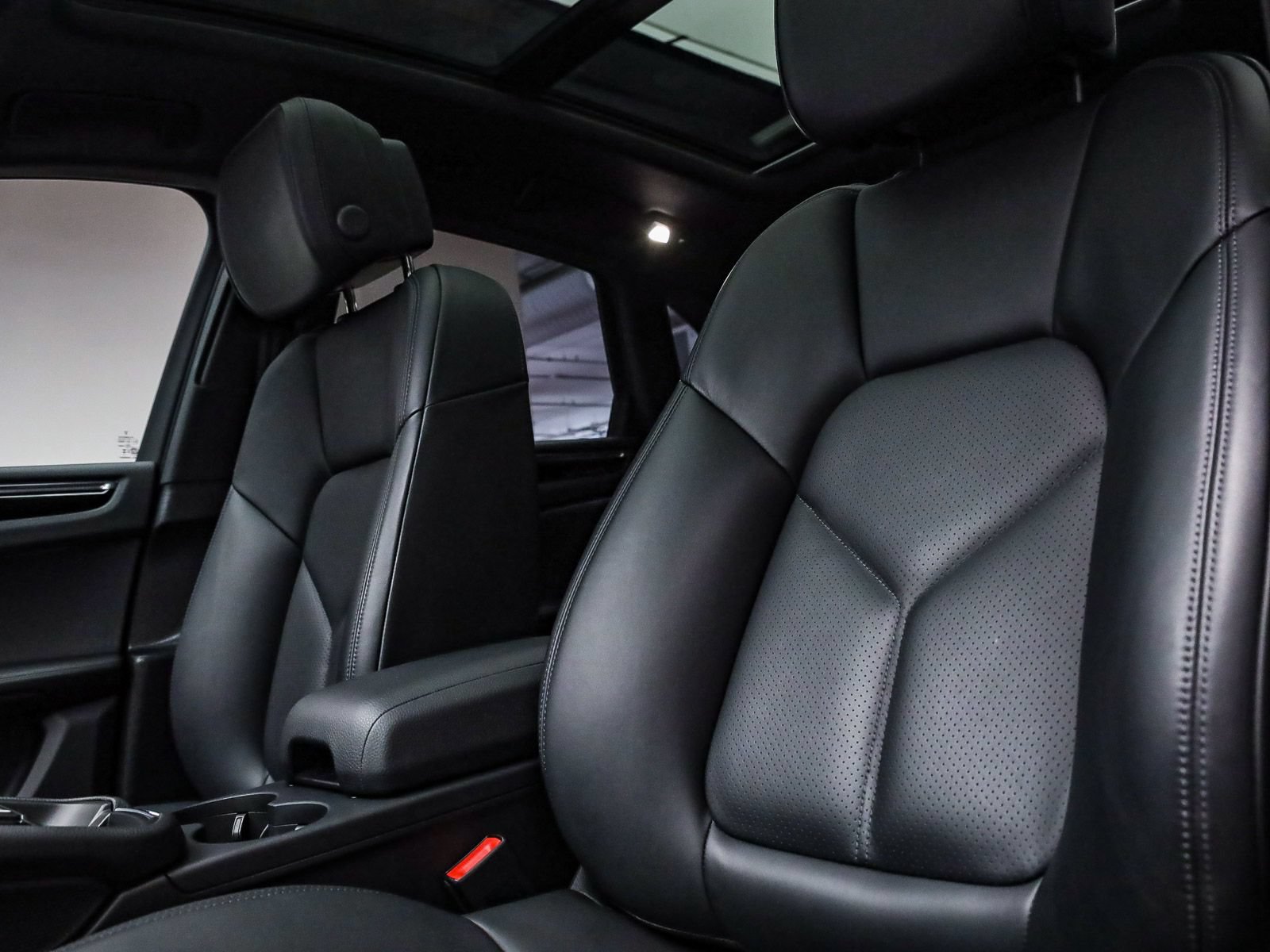 Certified 2026 Porsche Macan AWD/4WD image 5