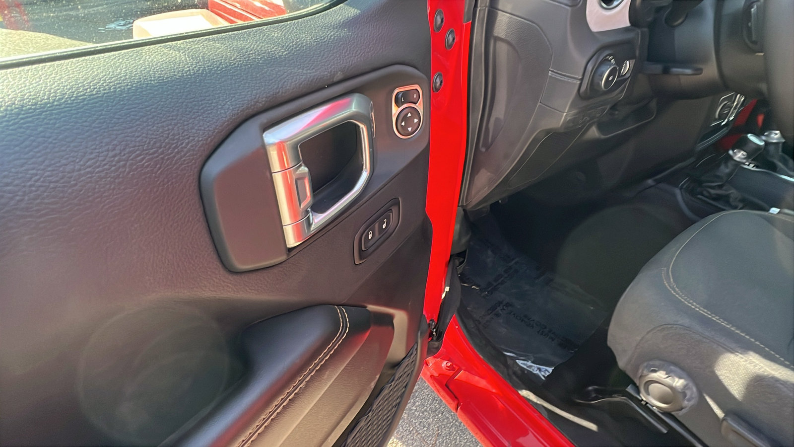 Used 2025 Jeep Wrangler Sahara image 15