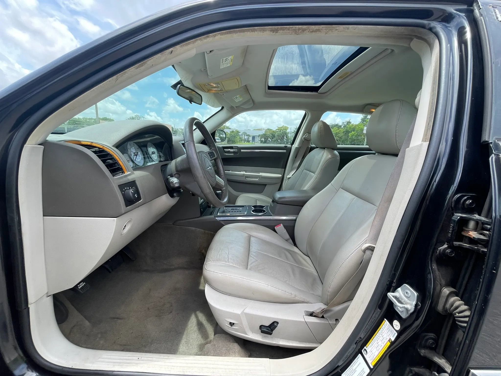 Used 2010 Chrysler 300 Touring RWD image 22