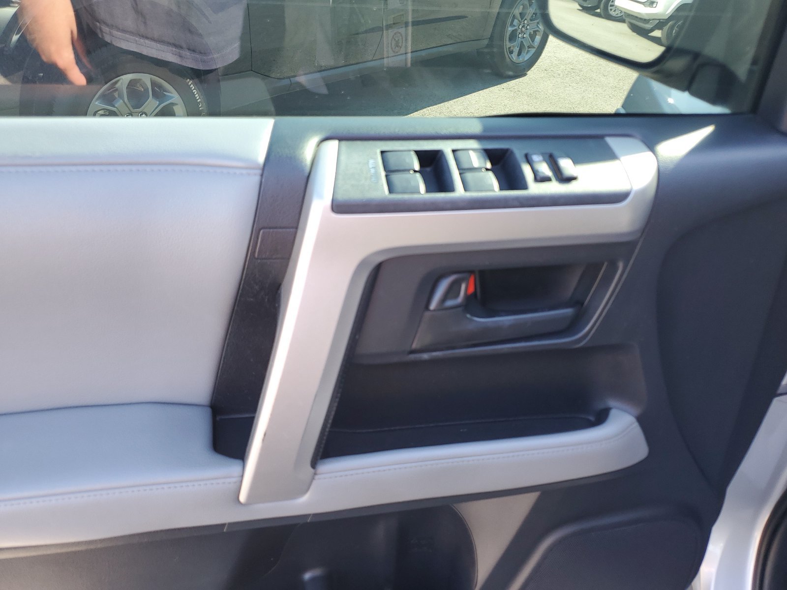 Used 2010 Toyota 4Runner SR5 AWD/4WD image 19