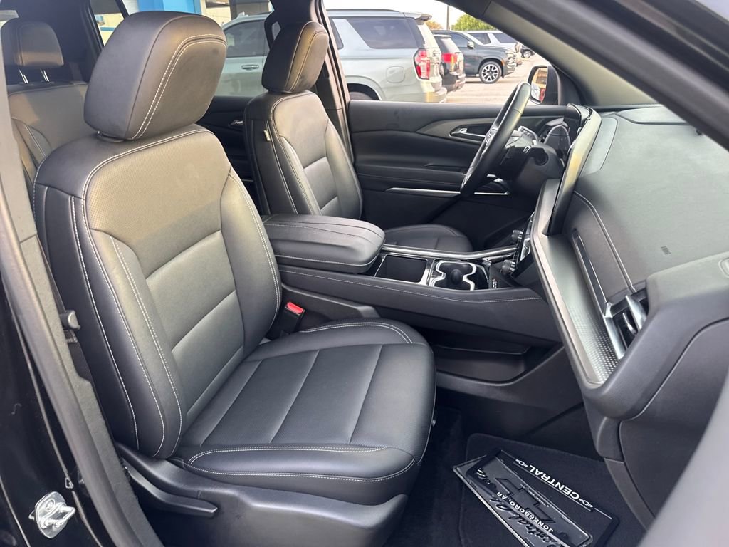 Used 2025 Chevrolet Traverse LT image 11