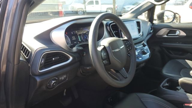 Used 2023 Chrysler Pacifica Touring-L w/ S Appearance Package image 8