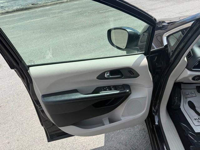 Used 2023 Chrysler Pacifica Touring-L image 12