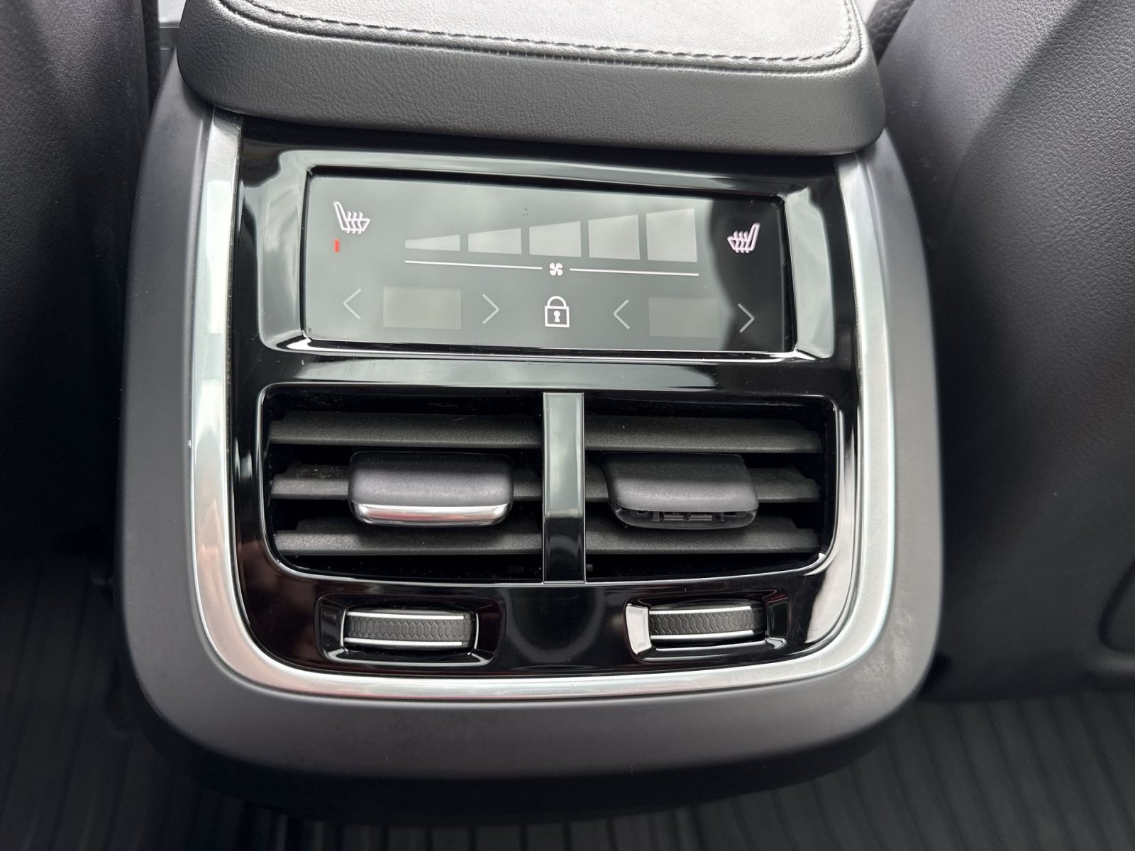 Certified 2023 Volvo XC90 B6 Plus w/ Protection Package Premier AWD/4WD image 23