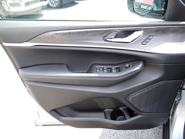 New 2025 Jeep Grand Cherokee Limited image 15