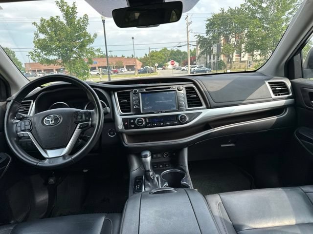 Used 2019 Toyota Highlander XLE AWD/4WD image 3