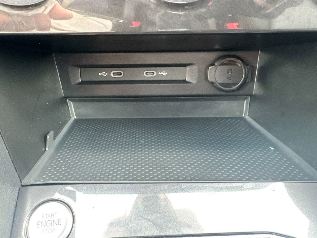 Used 2024 Volkswagen Tiguan SE image 23